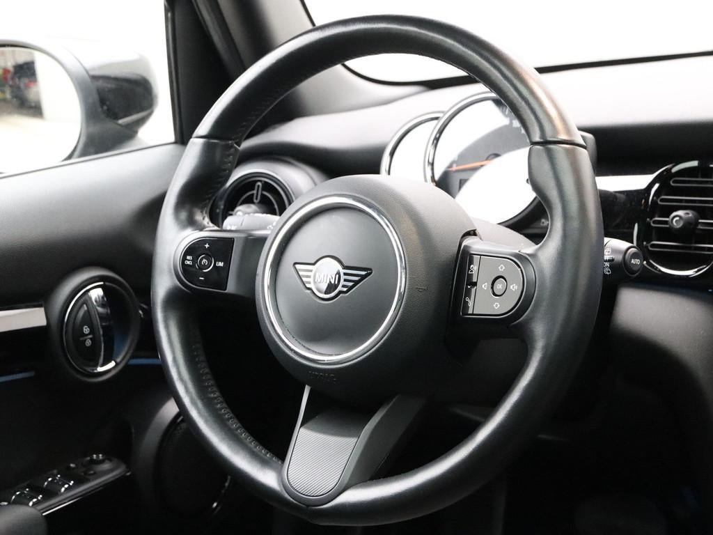 MINI 5-deurs Cooper Classic Aut. (bj 2022, automaat), 136 pk, Gebruikt, Met garantie (alle), Leder en Stof