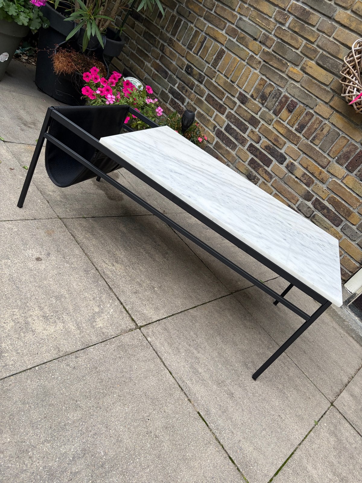 Marmeren salontafel met krantenhouder, Huis en Inrichting, Tafels | Salontafels, Ophalen, Overige materialen, Gebruikt, 100 tot 150 cm