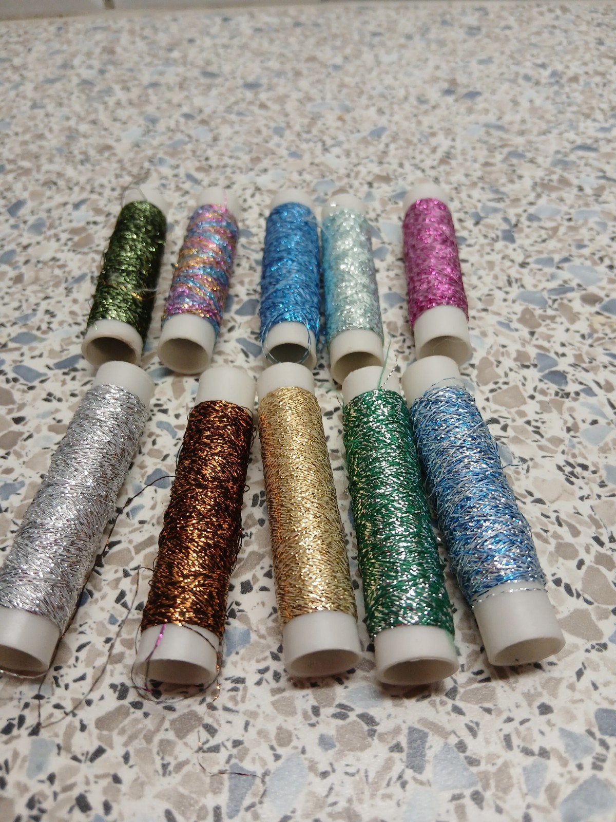 10 klosjes glitter garen. Verzendkosten twee postzegels, Ophalen, Nieuw, Garen of Naald(en)