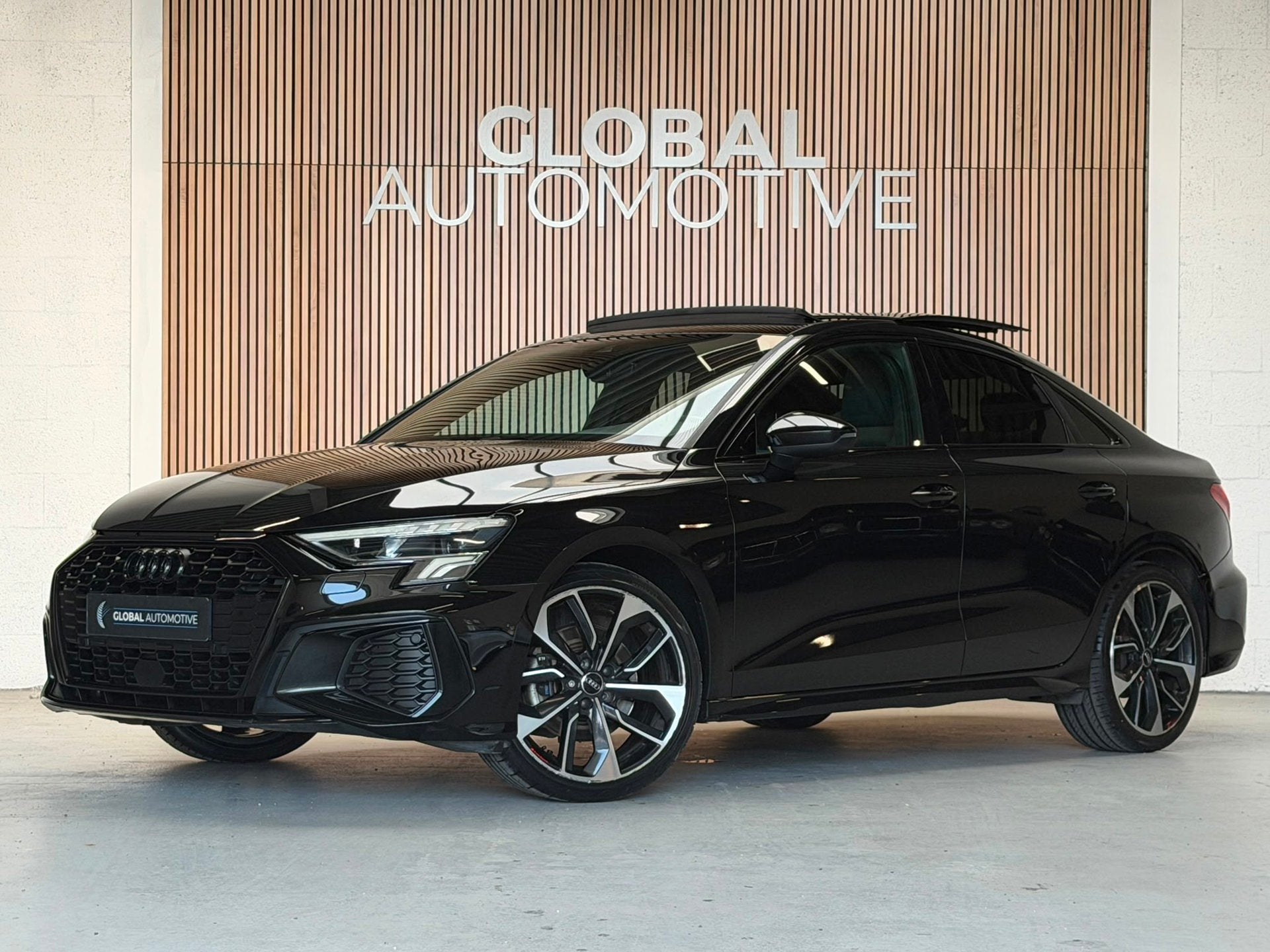 Audi A3 Limousine 35 TFSI S line - PANO - AKRAPOVIC - MATRIX, Zwart, 4 cilinders, 150 pk, Leder en Stof