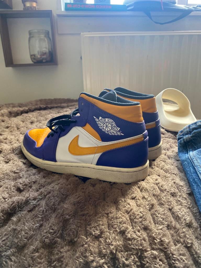 Nike Air jordan 1 mid lakers (bijna niet gedragen), Kleding | Heren, Schoenen, Ophalen of Verzenden, Zo goed als nieuw, Overige kleuren