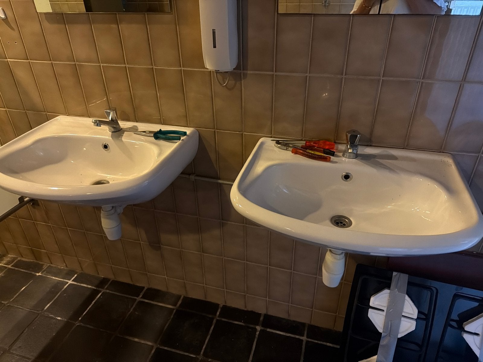 Gratis wastafels zelf demonteren, Doe-het-zelf en Verbouw, Sanitair, Ophalen, Gebruikt, Wastafel