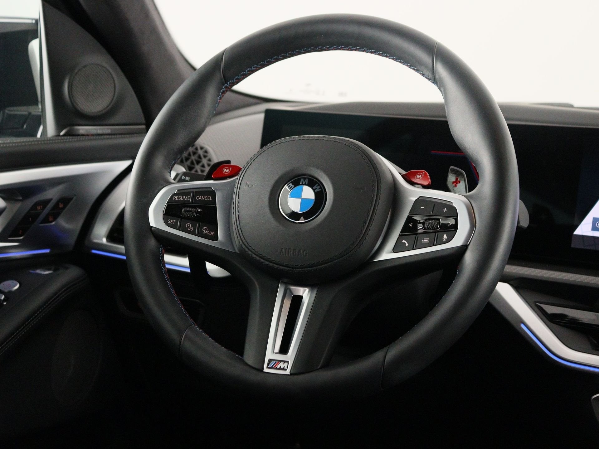 BMW XM PHEV 50e 30 kWh SoH 100% (bj 2025, automaat), Auto's, BMW, Gebruikt, Met garantie (alle), Overige brandstoffen, Zwart