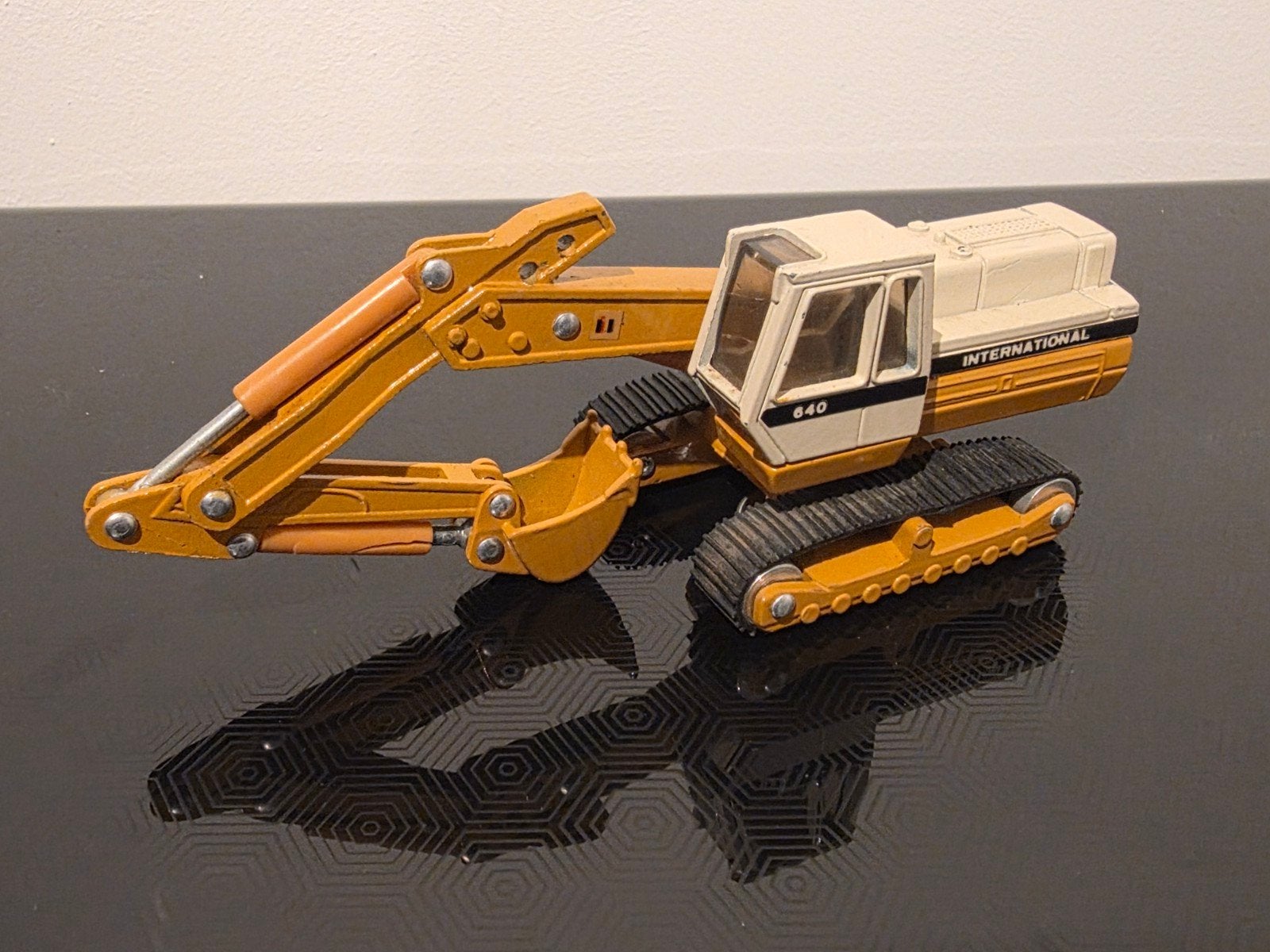 International Harvester 640 1:64 ERTL, Ophalen of Verzenden, Zo goed als nieuw