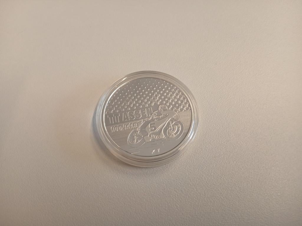 TT Assen 100 jaar, € 5,- munt, Ophalen of Verzenden, Koningin Beatrix, Euro's