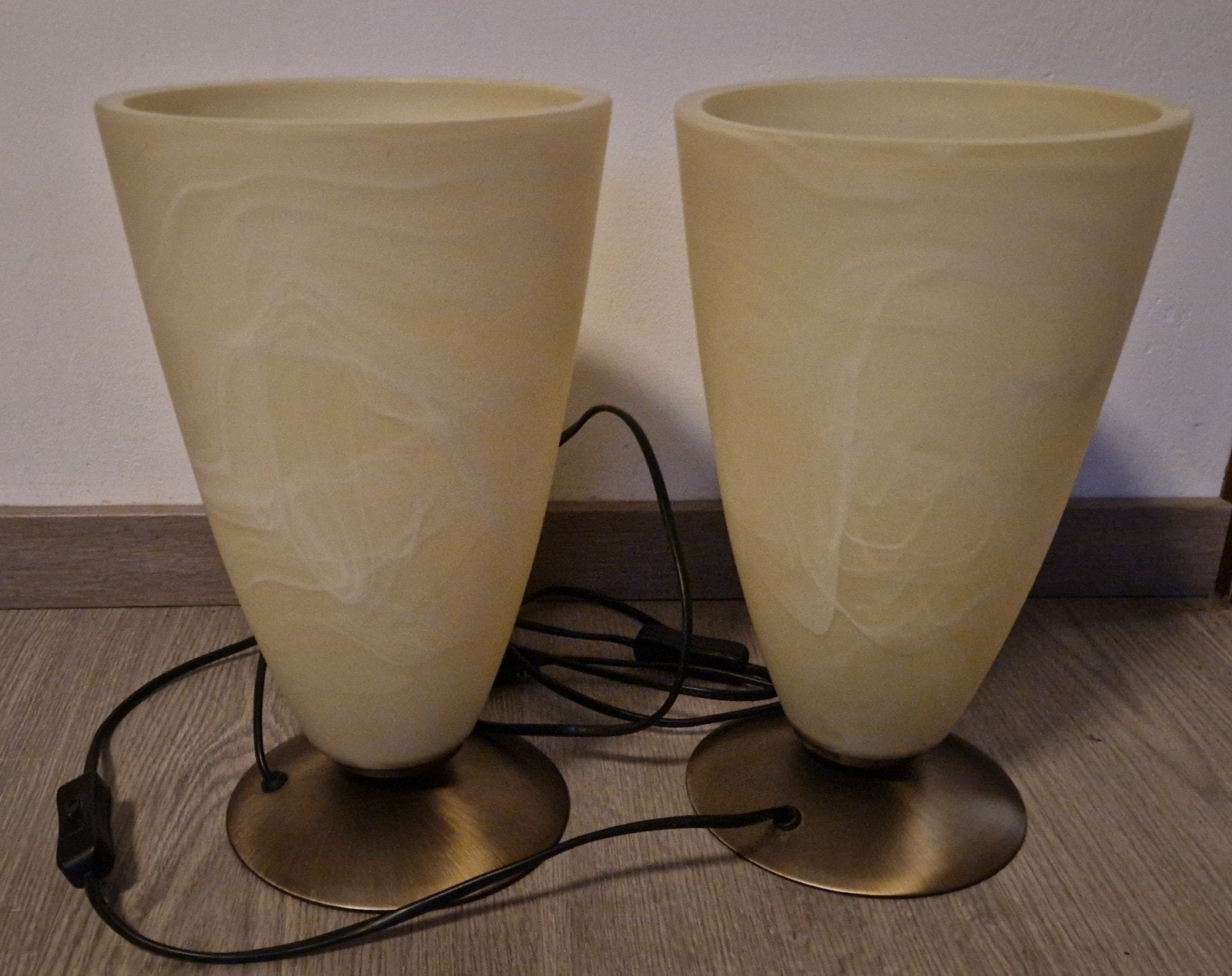 Set van 2 moderne tafellampen met melkglas en messing voet, Beige, Met schakelaar, Ophalen of Verzenden, Glas