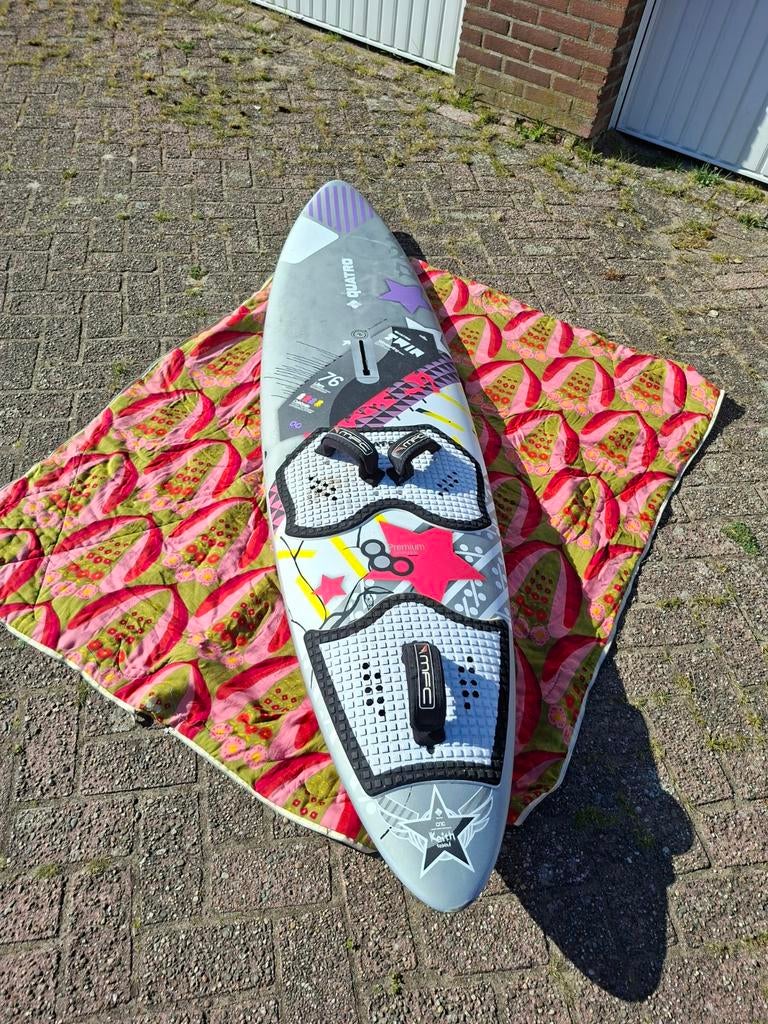 Quatro Boards Twin Windsurfboard - Zeer Goede Staat, Watersport en Boten, Windsurfen, Zo goed als nieuw, Plank, Minder dan 250 cm
