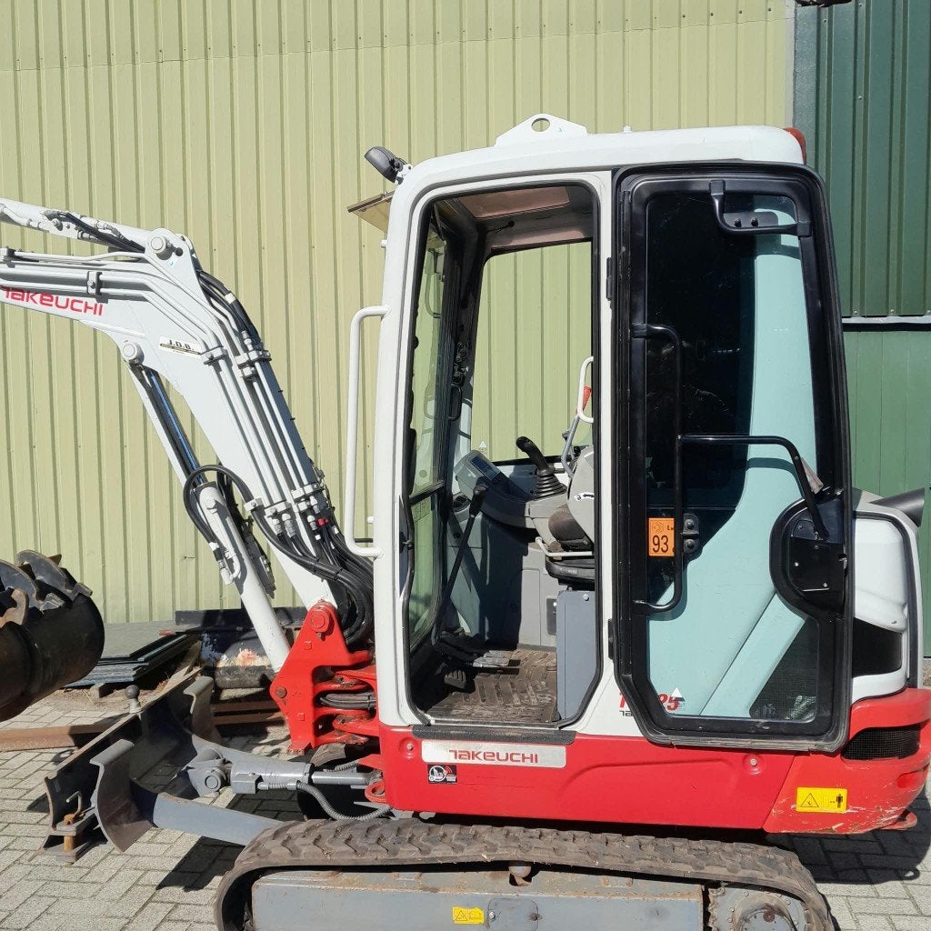 Zeer nette Takeuchi TB 225 Bouwjaar 2022 met net 2500 uur, Ophalen, Graafmachine