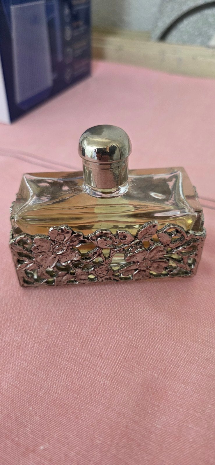 Vintage parfumflesje met zilverkleurige houder, Sieraden, Tassen en Uiterlijk, Uiterlijk | Parfum, Ophalen of Verzenden, Gebruikt