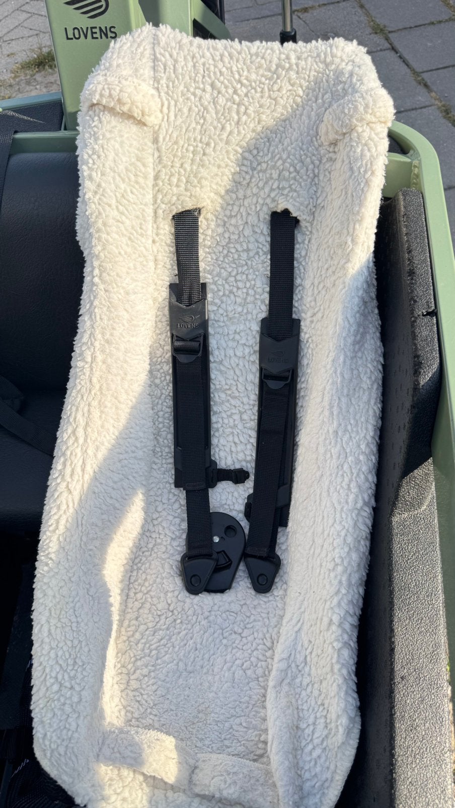 Melia babyschaal lovens/urbana arrow met schapenvacht hoes, Ophalen, Zo goed als nieuw, 0 t/m 13 kg