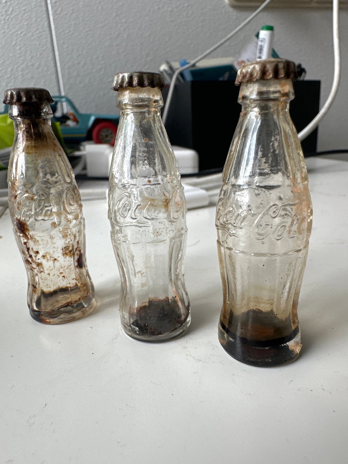 3 Coca-Cola miniflesjes met dop - ca. 5 cm hoog, Verzamelen, Verzenden, Gebruikt