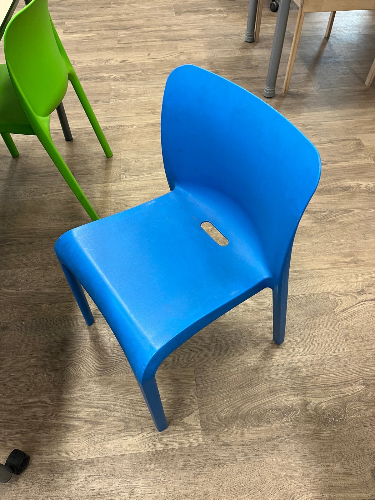 28  Stoelen - Blauw en Groen - Per stuk of geheel, Ophalen, Kunststof, Gebruikt, Overige kleuren