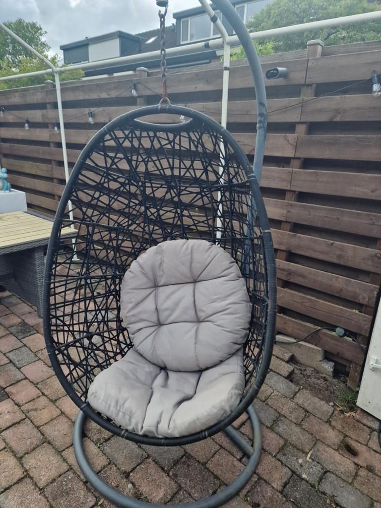 Hangstoel / Hang Egg met lichtgrijze kussens, Tuin en Terras, Ophalen of Verzenden, Gebruikt, Metaal