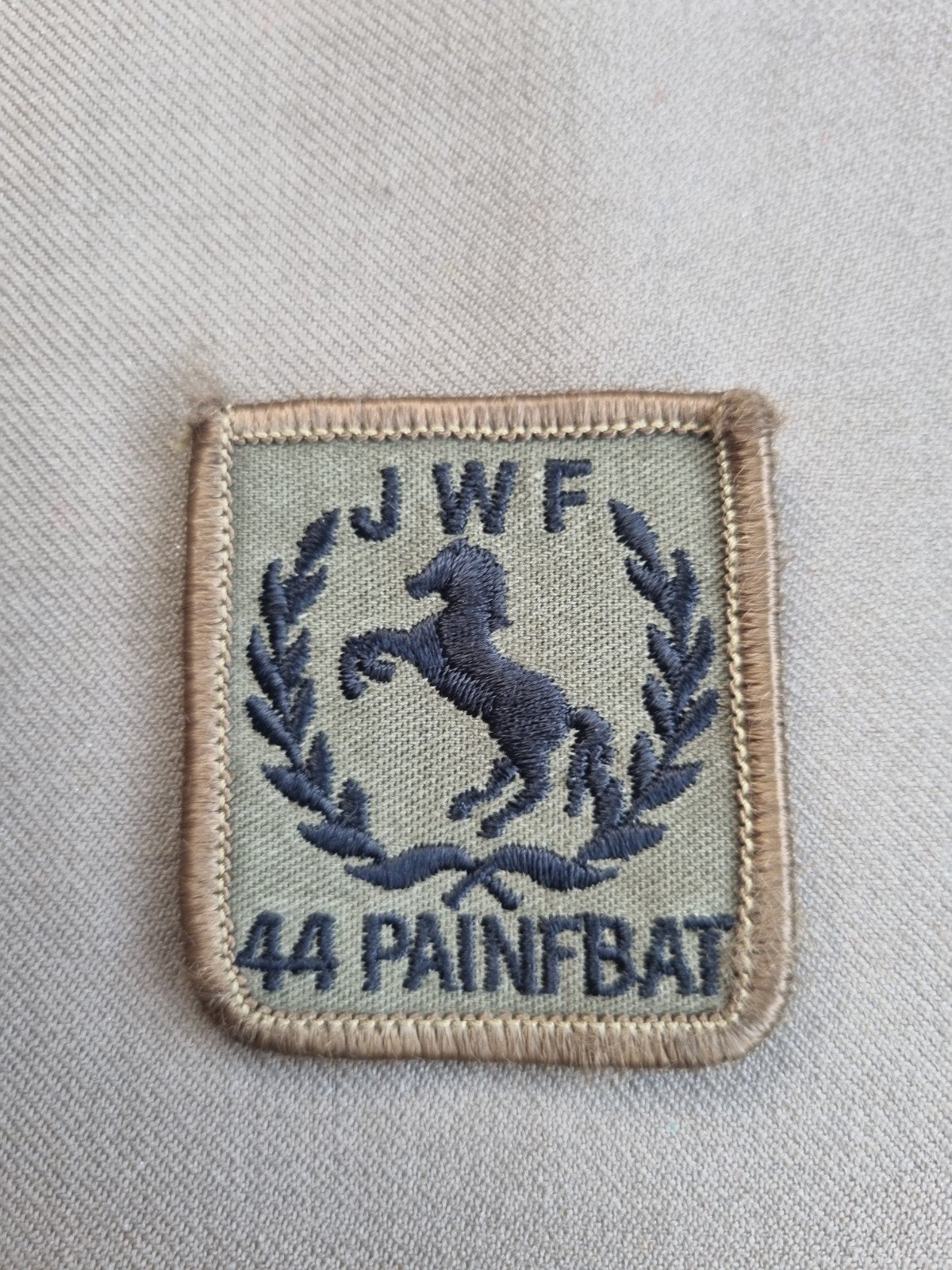 borstpatch 44 PAINFBAT JWF, Ophalen of Verzenden, Landmacht, Nederland, Embleem of Badge