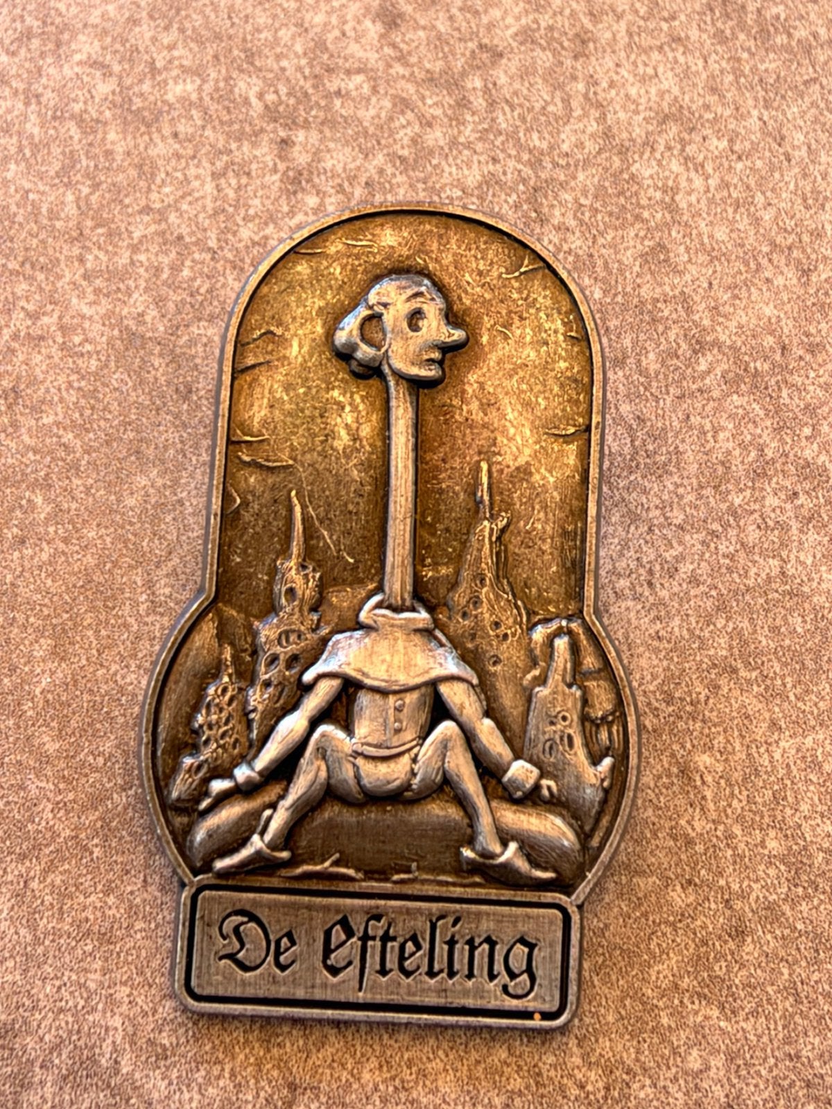 Efteling pin nostalgie Langnek, Verzamelen, Efteling, Ophalen of Verzenden, Zo goed als nieuw, Button of Speldje