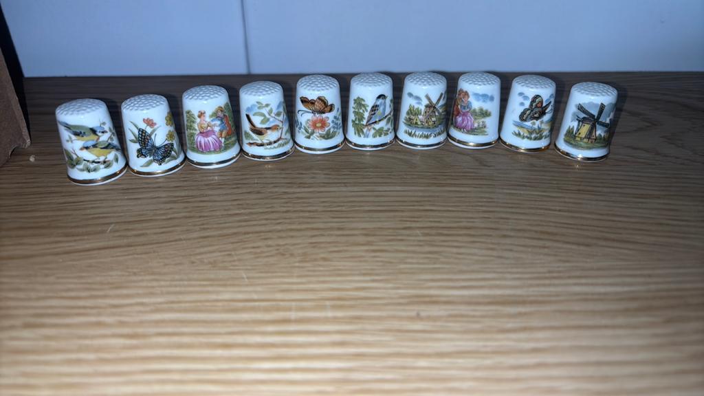 Set van 10 Porseleinen Vingershoedjes - Diverse Motieven, Ophalen of Verzenden, Zo goed als nieuw