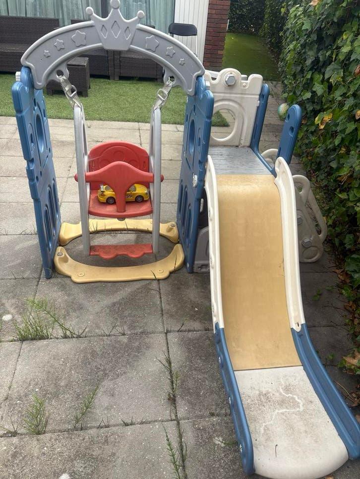 Speeltoestel met glijbaan en schommel, Kinderen en Baby's, Speelgoed | Buiten | Speeltoestellen, Ophalen, Zo goed als nieuw, Glijbaan