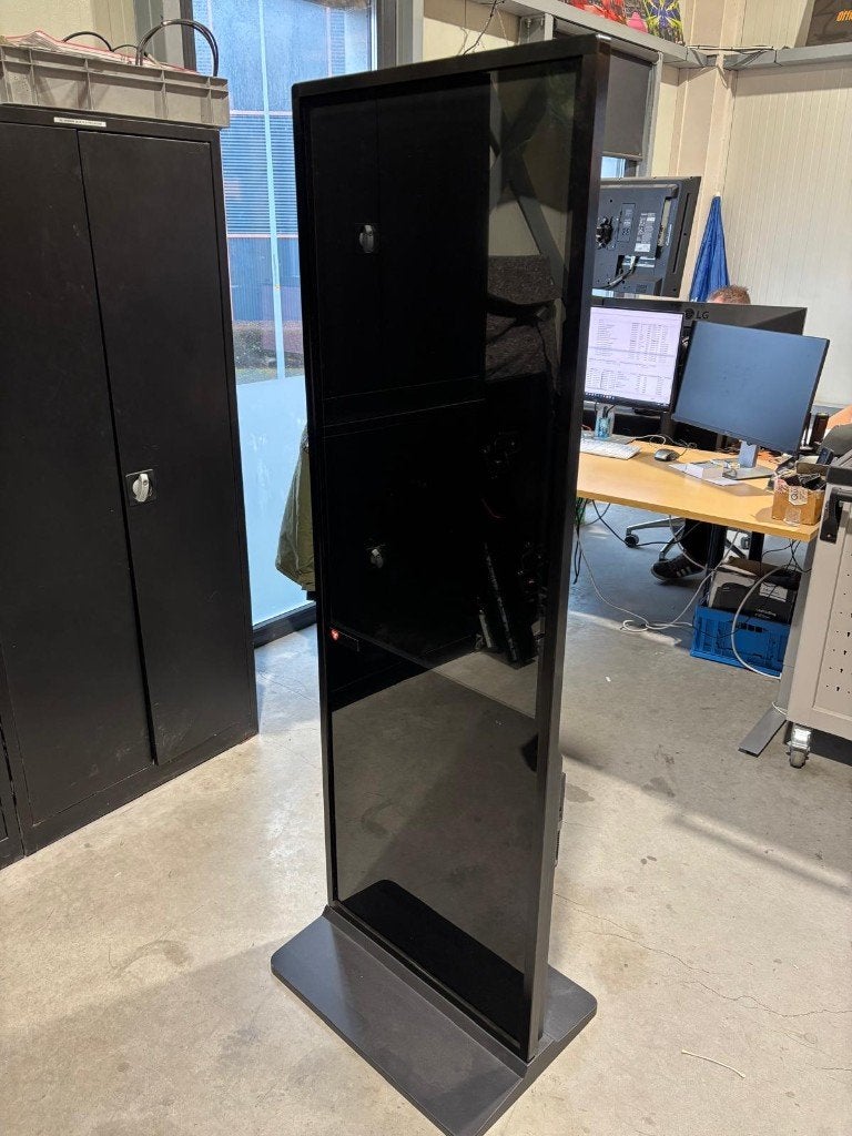 TecMaschin DKS-LED43 Digital Signage Totem 43” Touchscreen, LED, 50 Hz, Onbekend, Zo goed als nieuw