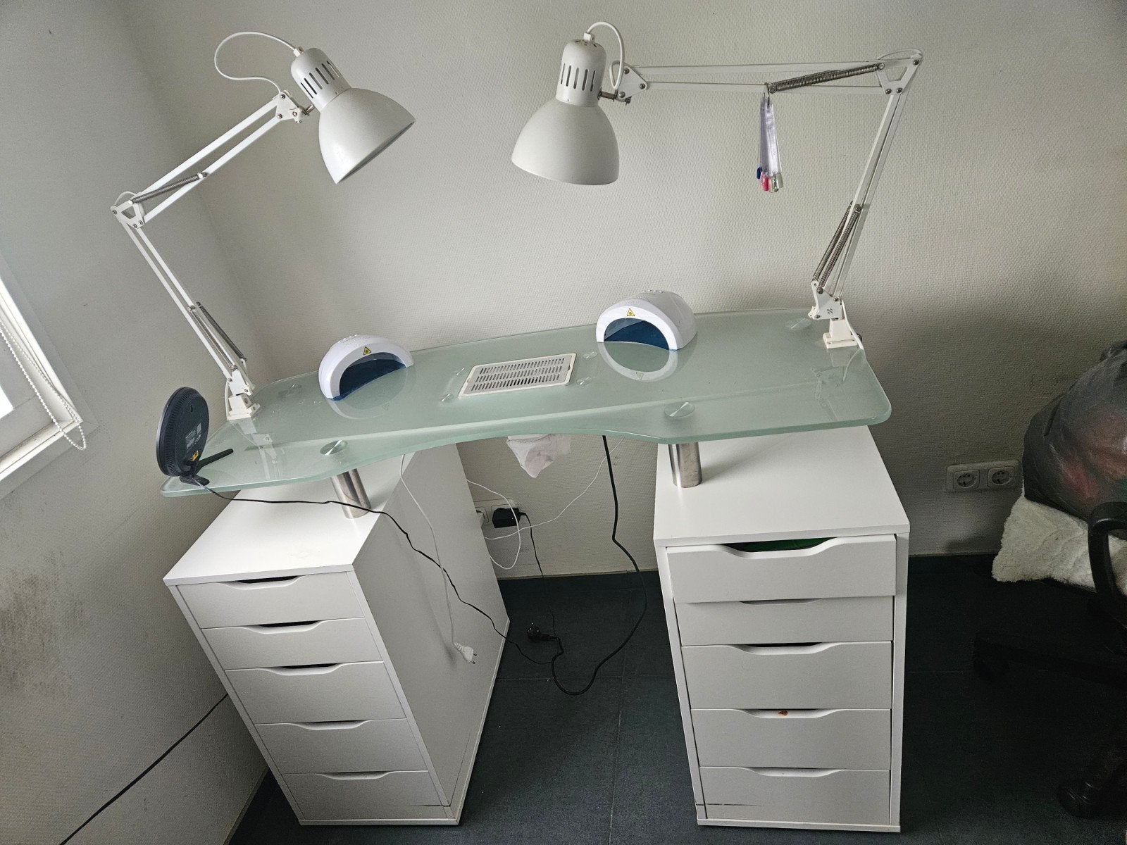 Professionele nageltafel met lades en lampen, Ophalen, Gebruikt, 59 cm, Overige merken