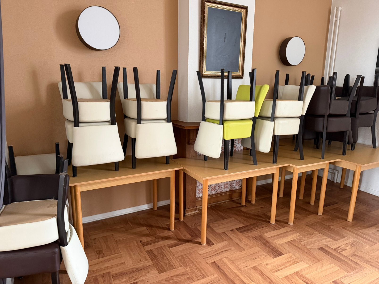 Partij horecastoelen. Wit, donkerbruin en groen, Ophalen, Zo goed als nieuw, Vijf, Zes of meer stoelen