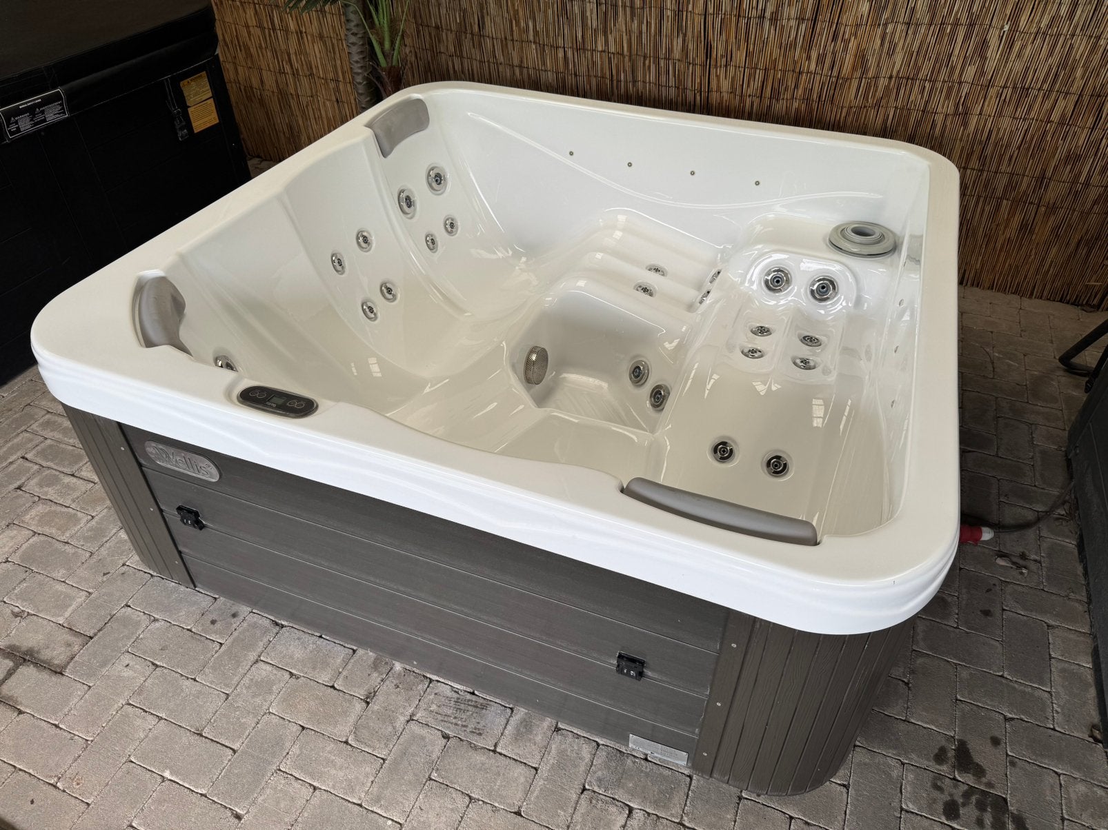 Jacuzzi gebruikt Wellis Spa Sun Family 5-pers 2-ligplaatsen, Tuin en Terras, Bubbelbaden en Hottubs, Info@vdkspas.nl, Wellis Spa