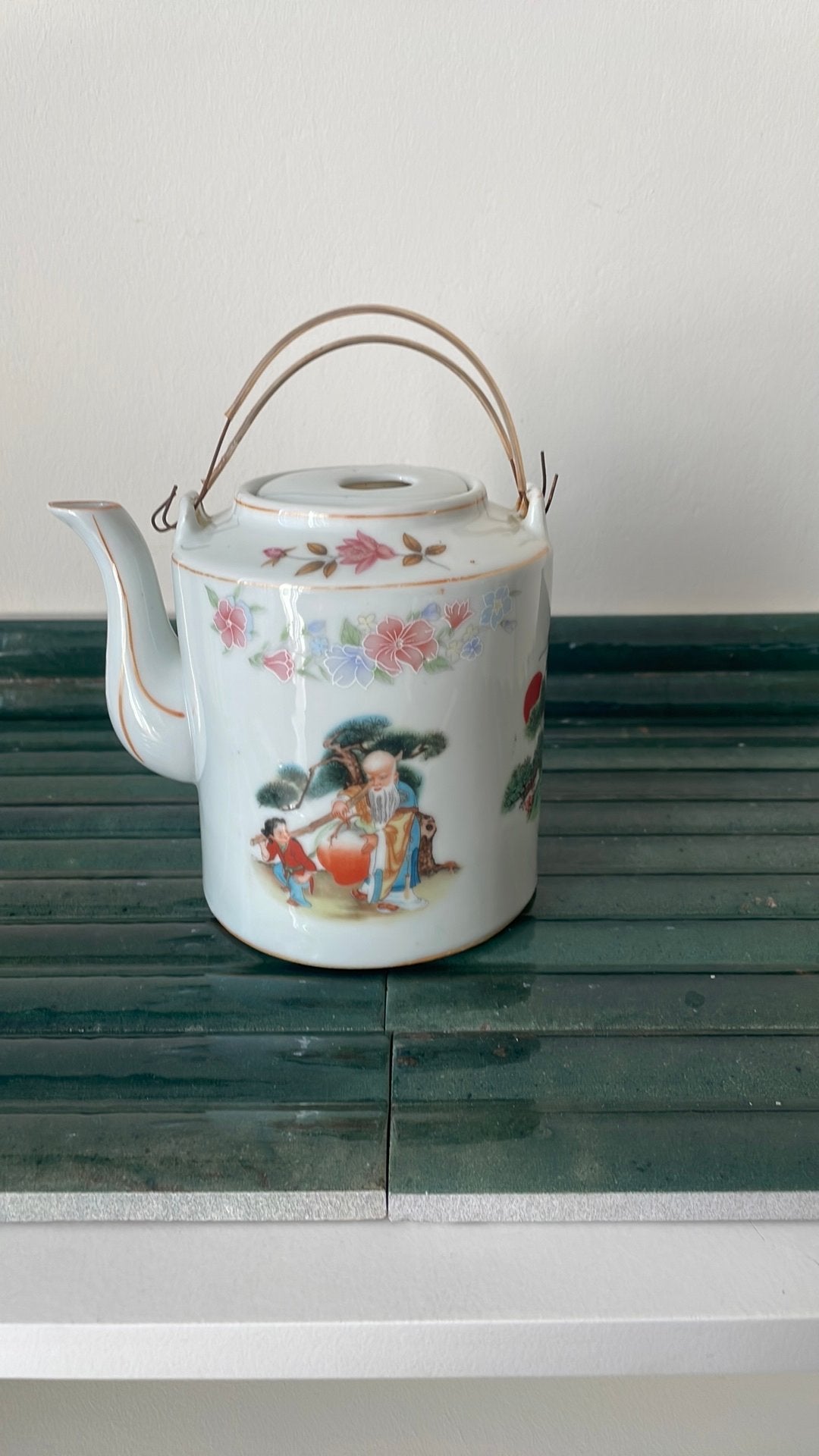 Vintage porseleinen Aziatische theepot met metalen hengsel, Theepot/fluitketel, Gebruikt, Ophalen of Verzenden, Meerkleurig