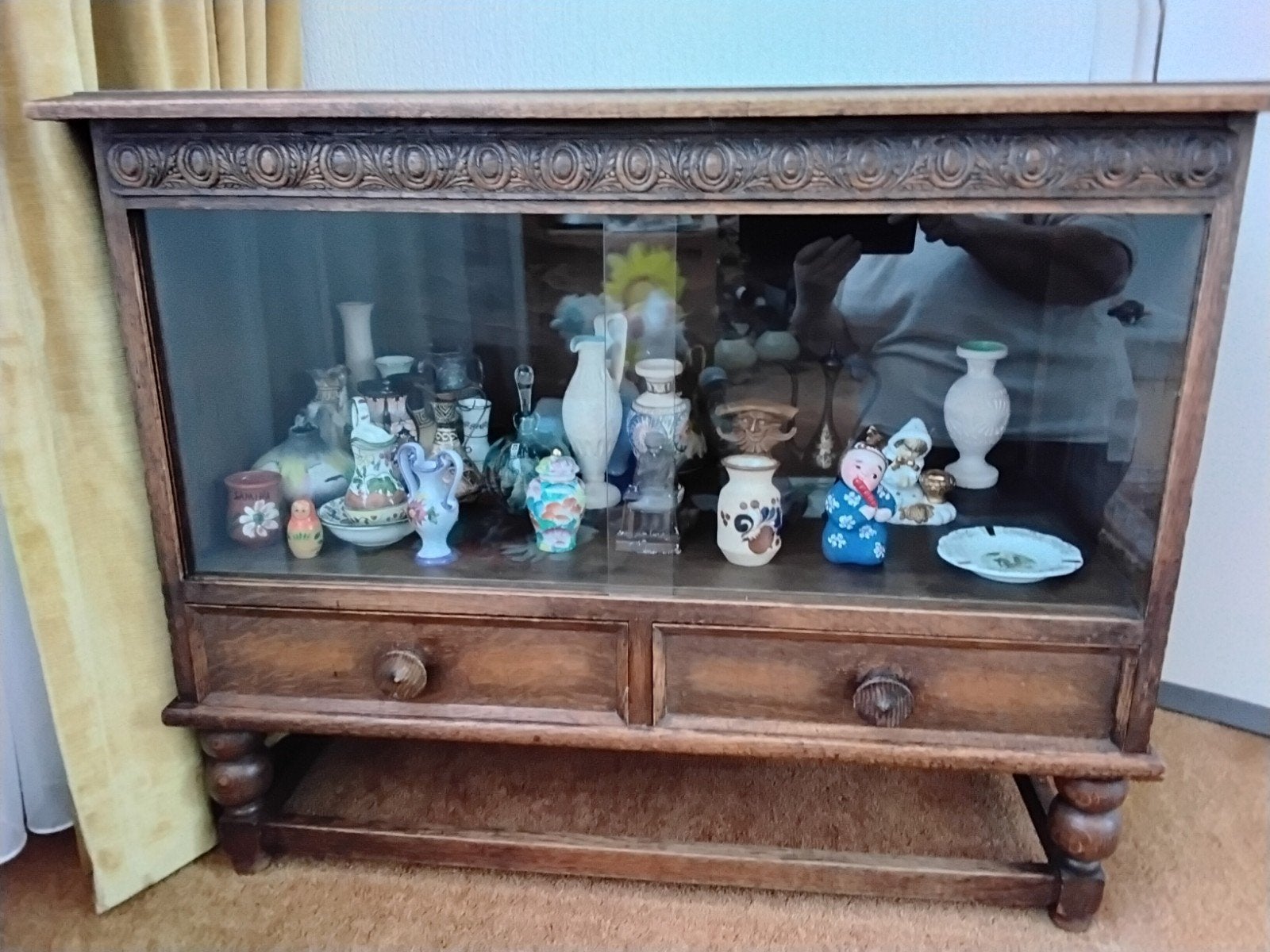 Antiek Dressoir, glazen schuifdeurtjes, Ophalen
