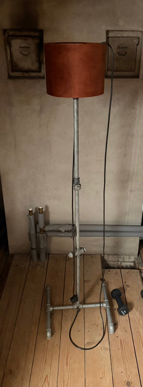 Zelfgemaakte staande steigerbuizen lamp, Ophalen, E27 (groot), Zo goed als nieuw, Metaal