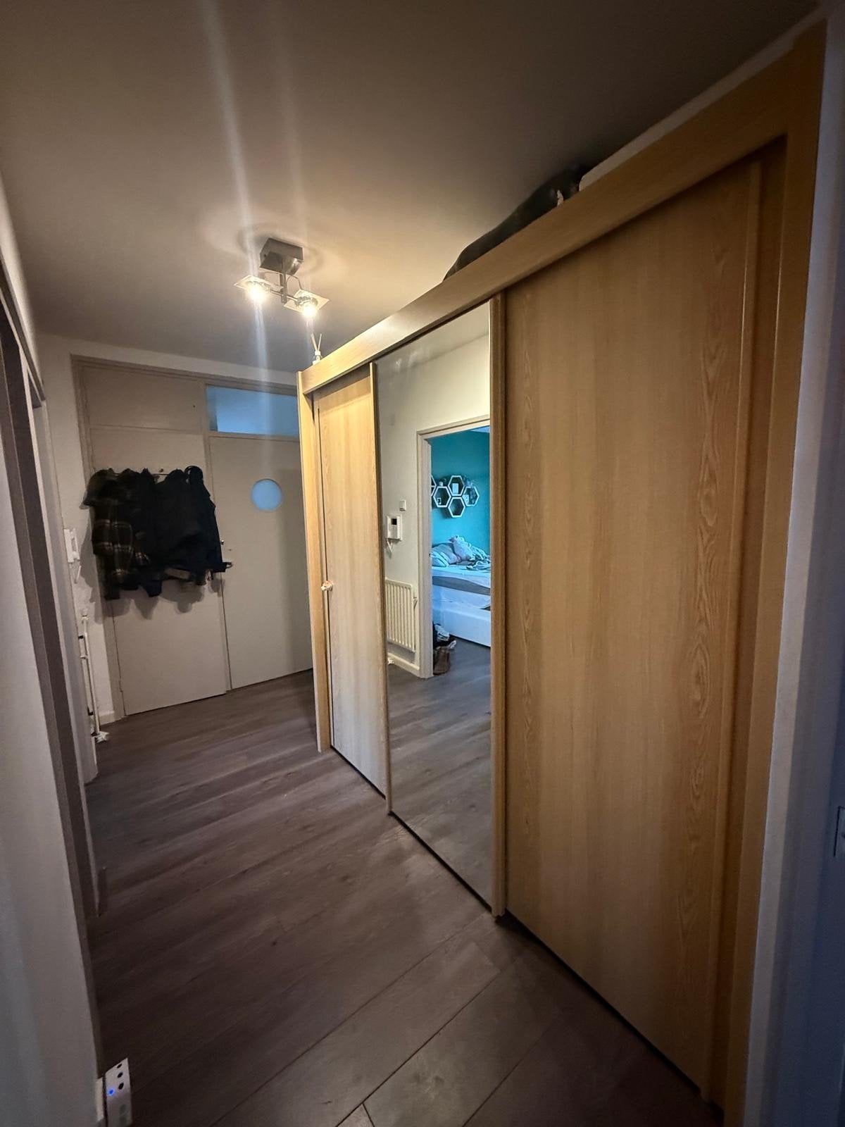 Ruime kledingkast met schuifdeuren en spiegel, Huis en Inrichting, Kasten | Kledingkasten, Gebruikt, Met plank(en), Ophalen of Verzenden