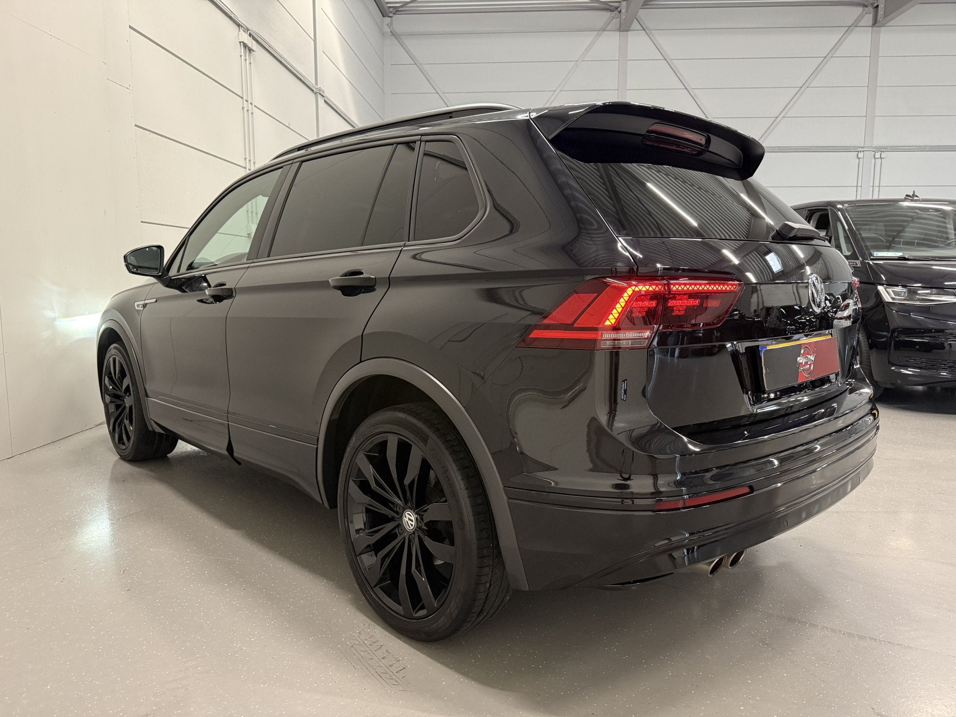 Foto 9 van Volkswagen Tiguan 2.0 TSI 4Motion 3x R-Line BLACK PANO/VOL-L