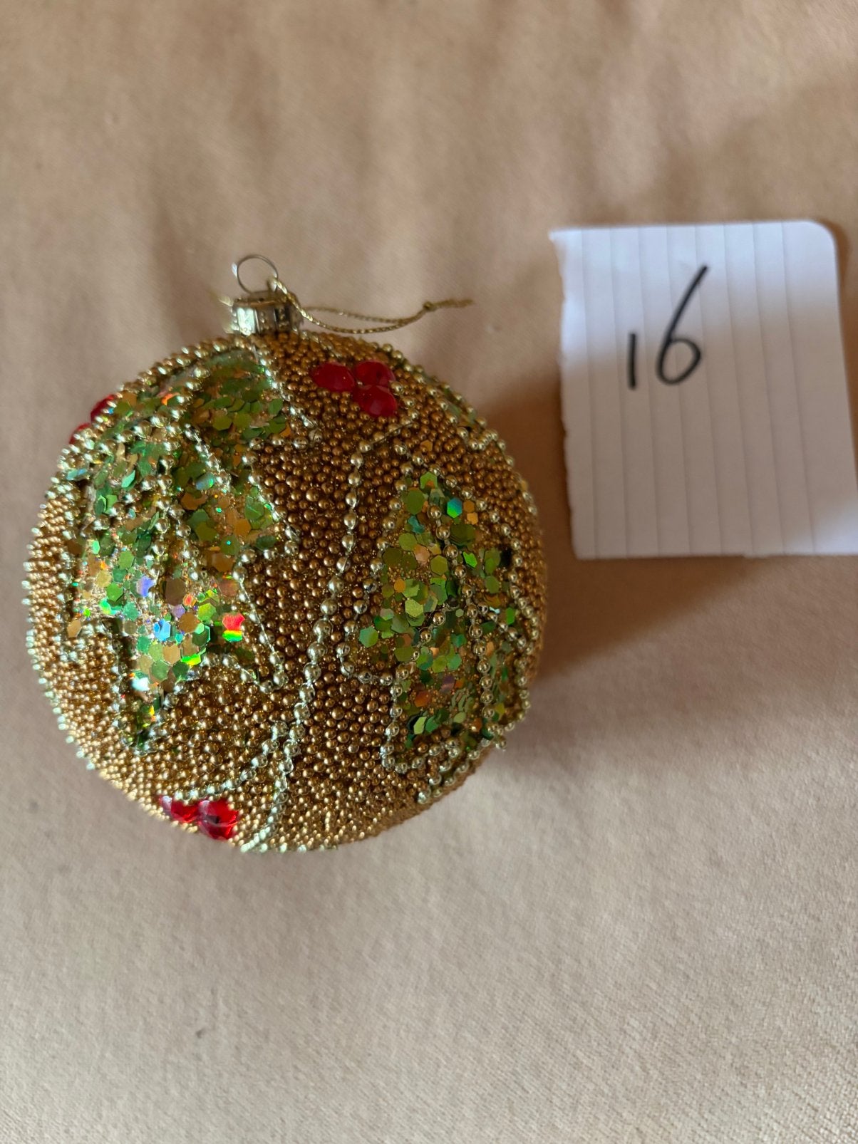 1 kerstbal met kralen en palletjes 10 cm goudkleurig, Ophalen of Verzenden, Zo goed als nieuw