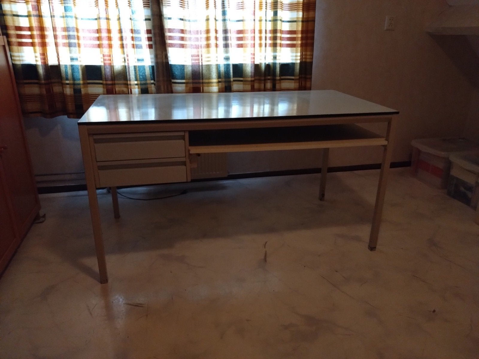 Stevige metalen bureau met twee lades., Ophalen, Met lades, Gebruikt, Metaal