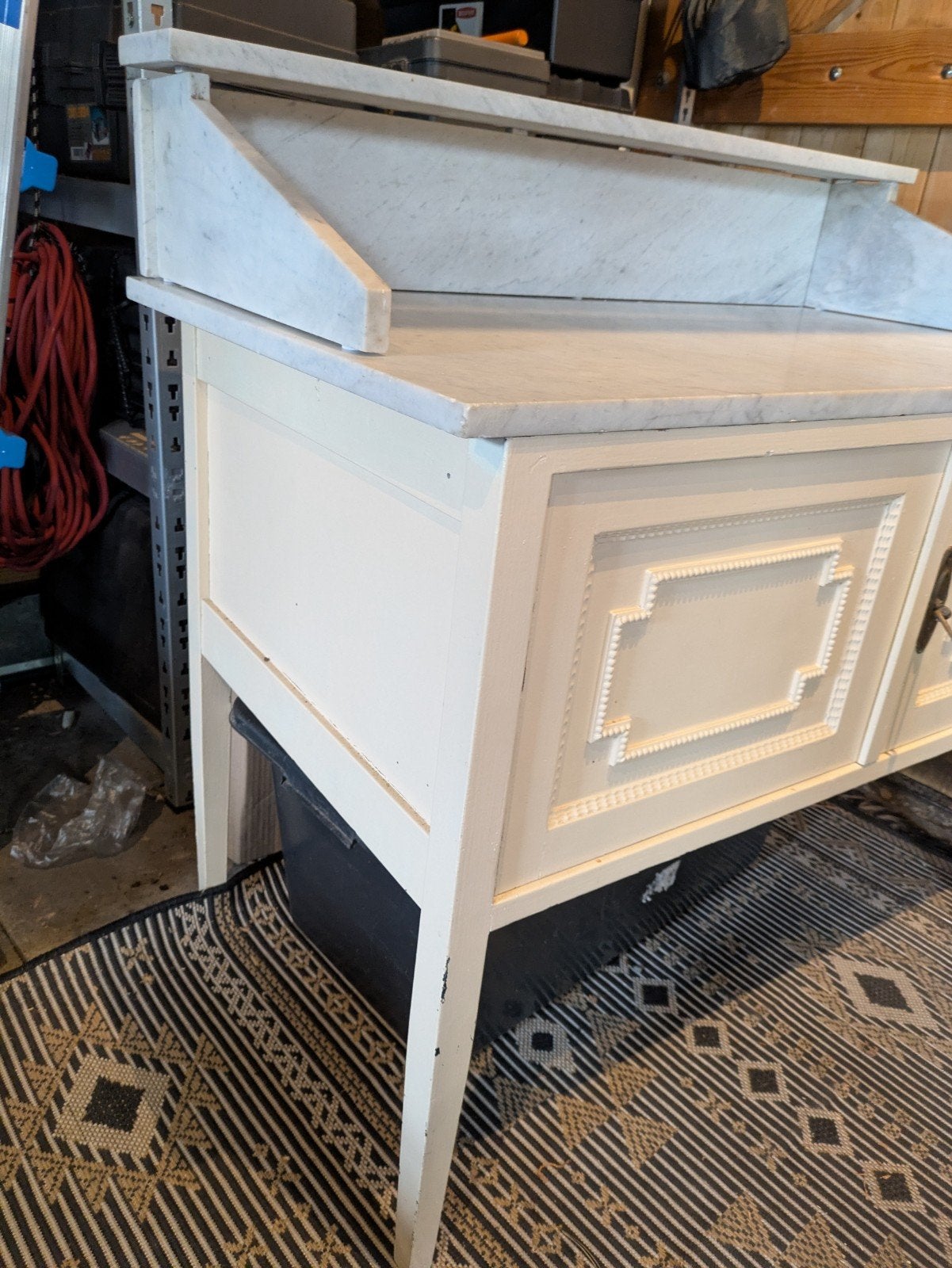 Ouderwetse commode met marmer bovenkant, Ophalen