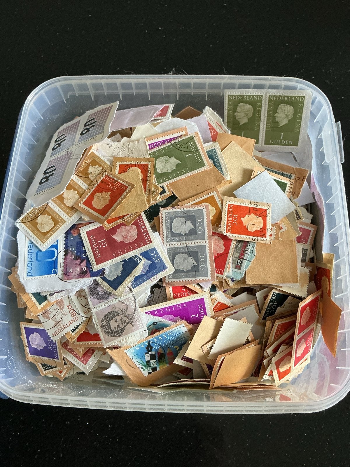 Grote partij onafgeweekte postzegels Nederland - 749 gram, Ophalen of Verzenden, Gestempeld