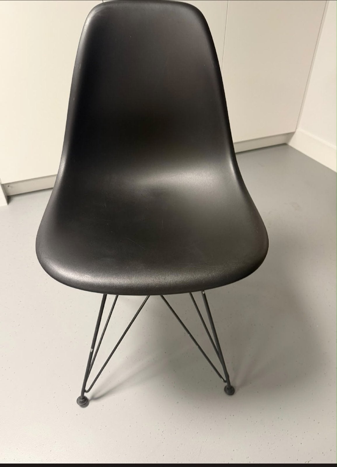 3x Vitra Eames DSR Stoel - Zwart met zwart metalen Onderstel, Huis en Inrichting, Ophalen, Kunststof, Gebruikt, Drie