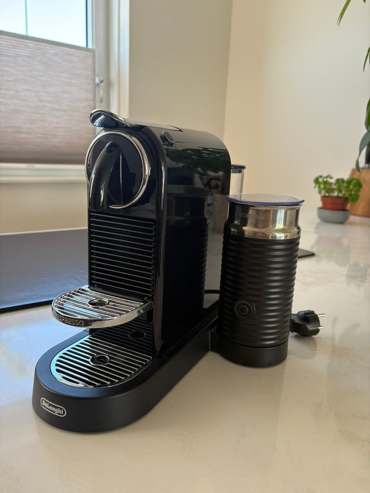 Nespresso Delonhgi met melkopschuimer, Ophalen, Zo goed als nieuw
