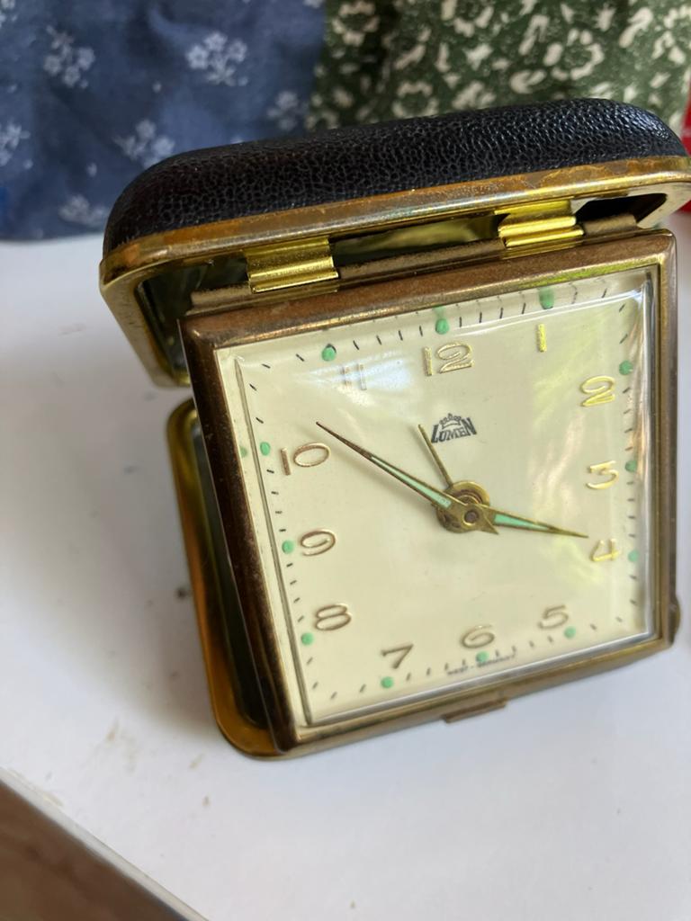Vintage Lumen reiswekker in lederen etui, Antiek en Kunst, Curiosa en Brocante, Ophalen