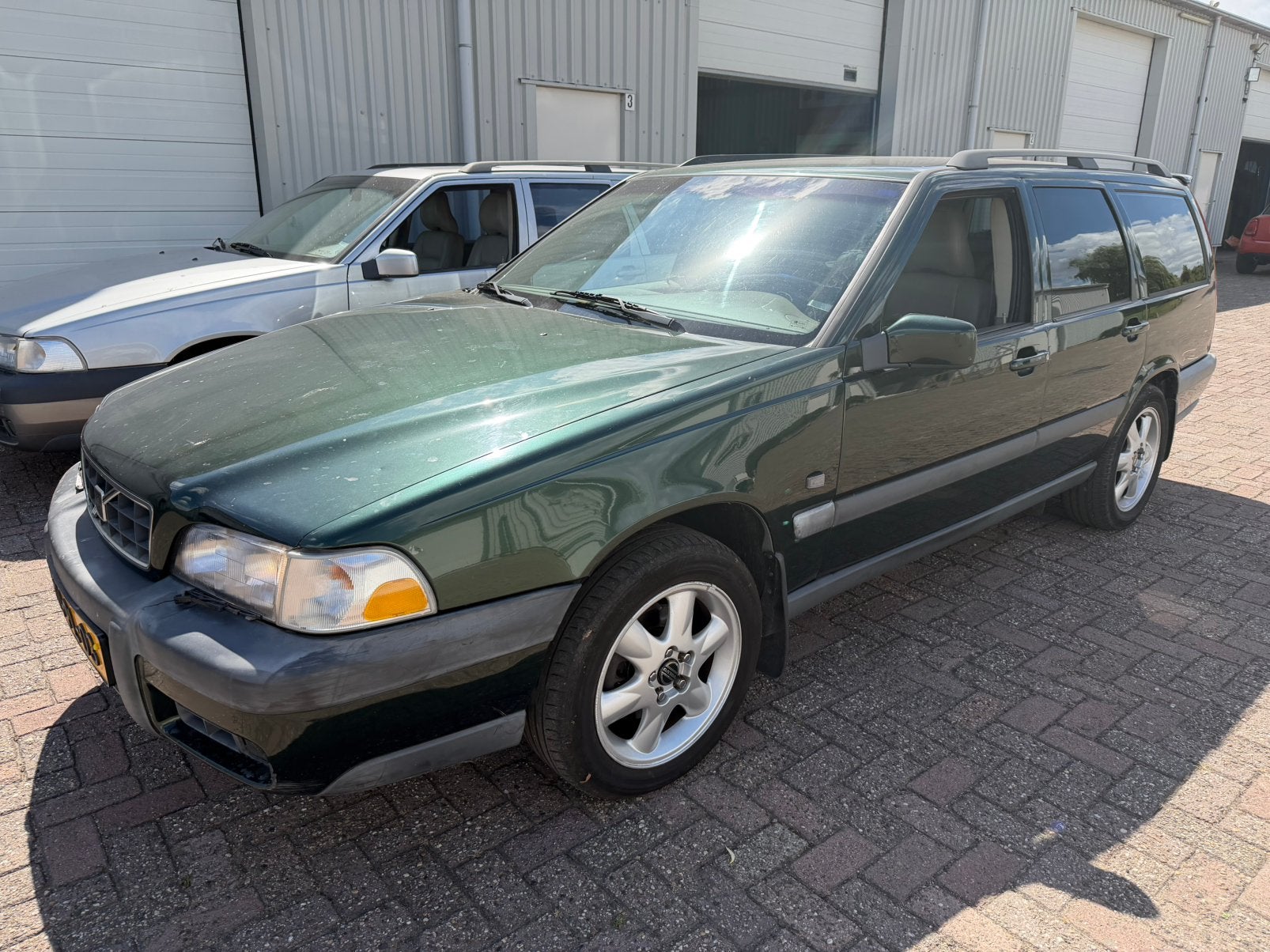 2X Volvo V70 2.5 XC 4WD AUT 1999/1998 Groen zilver MOET WEG!, Auto's, Volvo, Automaat, Beige, Stationwagon, Vierwielaandrijving
