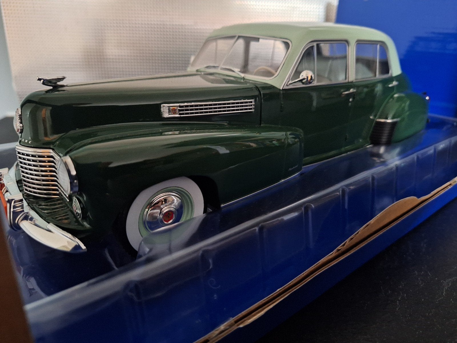 Cadillac Fleetwood Series 60 Schaal 1:18, Hobby en Vrije tijd, Overige merken, MCG, Nieuw, Ophalen of Verzenden