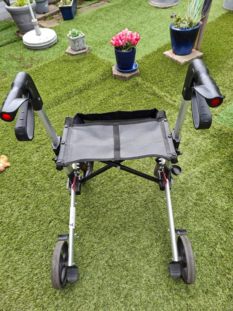 Rollator zwart met tas goed voor 2e ronde, Ophalen
