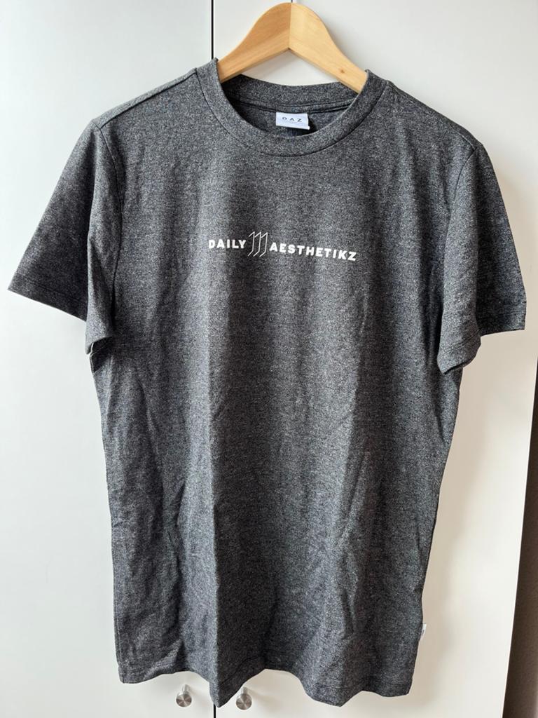 T-shirt Daily Aesthetikz maat M in nieuwstaat, Kleding | Heren, T-shirts, Maat 48/50 (M), Ophalen of Verzenden, Zo goed als nieuw