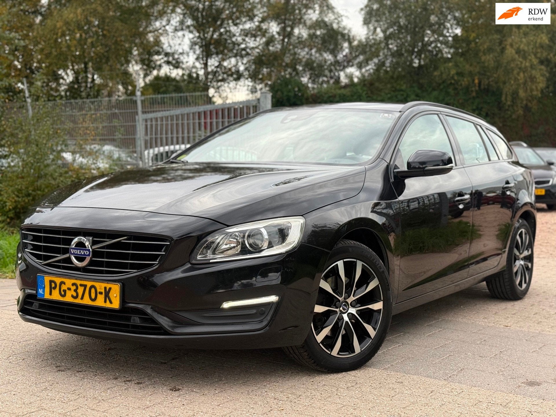 Volvo V60 2.0 D3 R-Design AIRCO CRUISE LEDER NAVI PDC XENON, Auto's, Voorwielaandrijving, Dealer onderhouden, Gebruikt, Euro 6