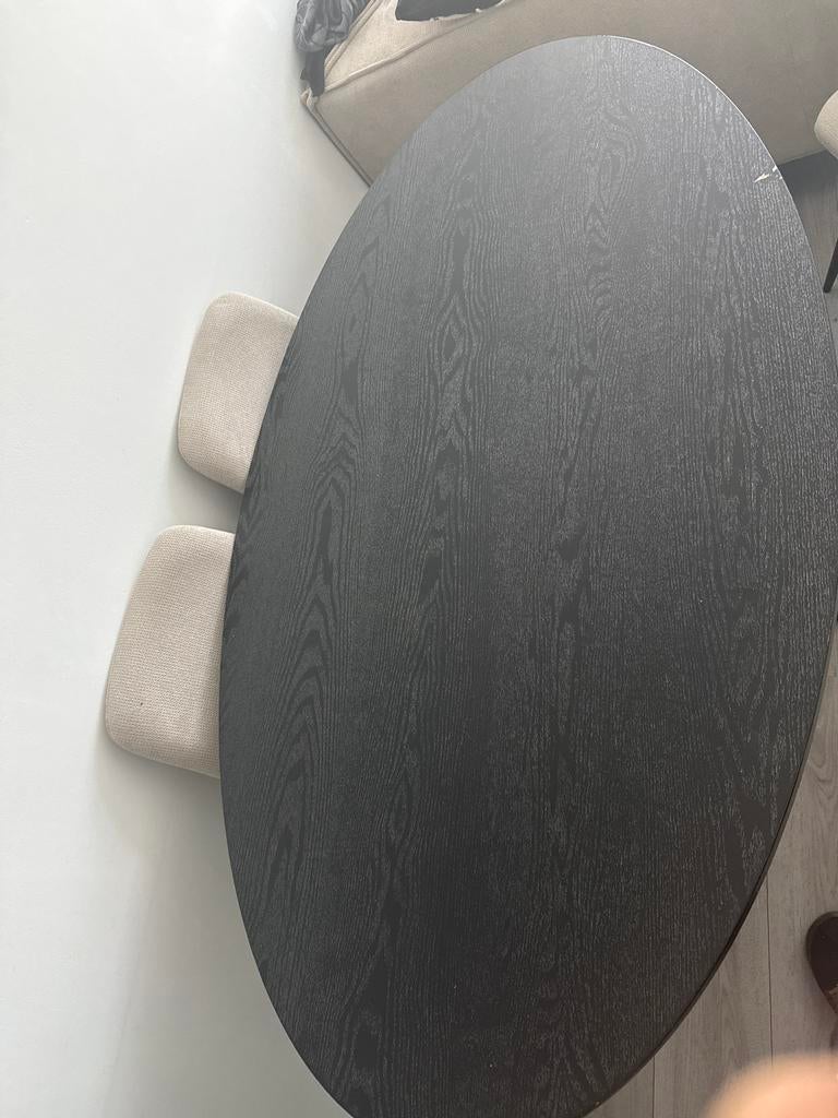 Zwarte ovale eettafel met lichte gebruikssporen tv meubel, Gebruikt, 100 tot 150 cm, Ophalen of Verzenden, Ovaal
