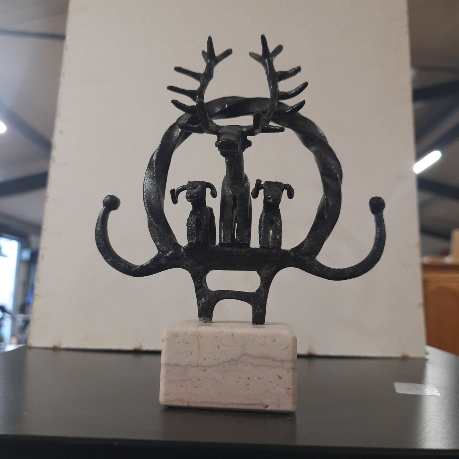 Anatolische sculptuur op marmeren sokkel, Minder dan 20 cm, Ophalen of Verzenden, Beeld, Metaal