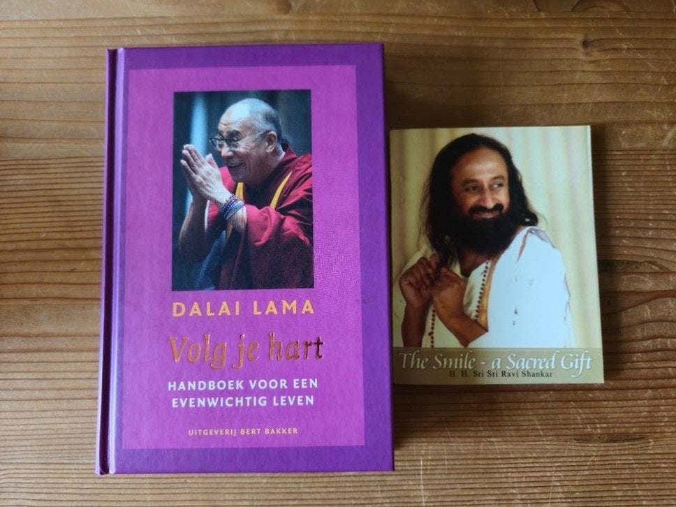 Dalai Lama - Volg je hart & The Smile - a Sacred Gift, Spiritualiteit algemeen, Ophalen of Verzenden, Zo goed als nieuw, Dalai Lama, H. H. Sri Sri Ravi Shankar