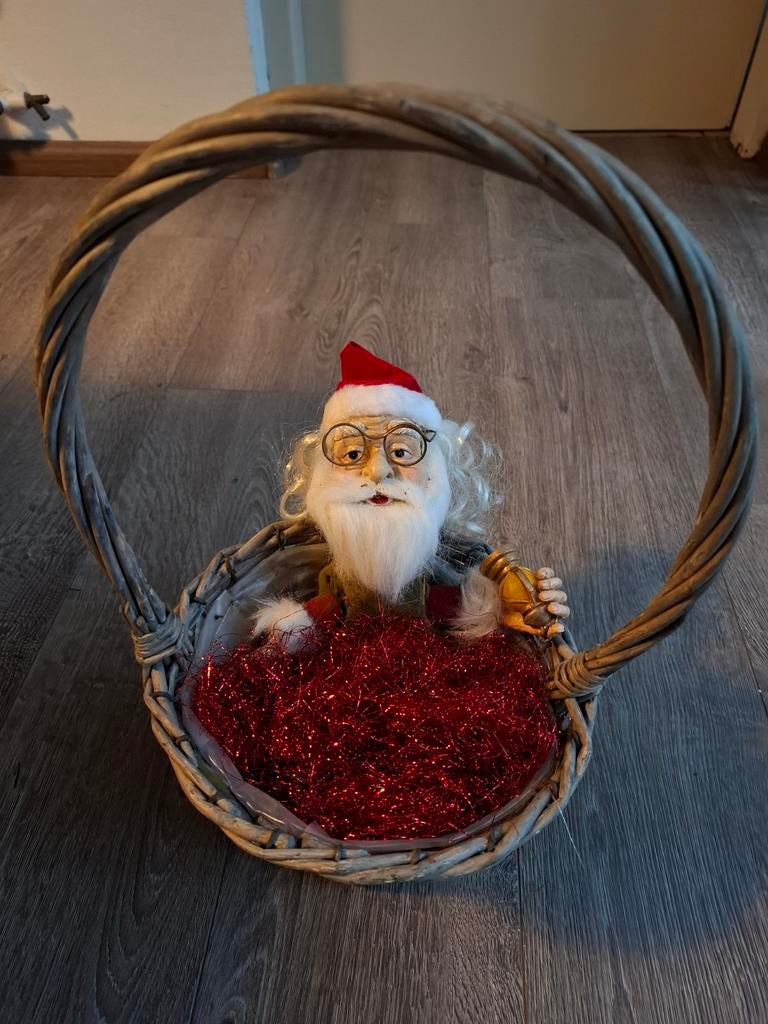 Te koop: porseleinen kerstman in mandje - bloemschikken, Diversen, Kerst, Ophalen
