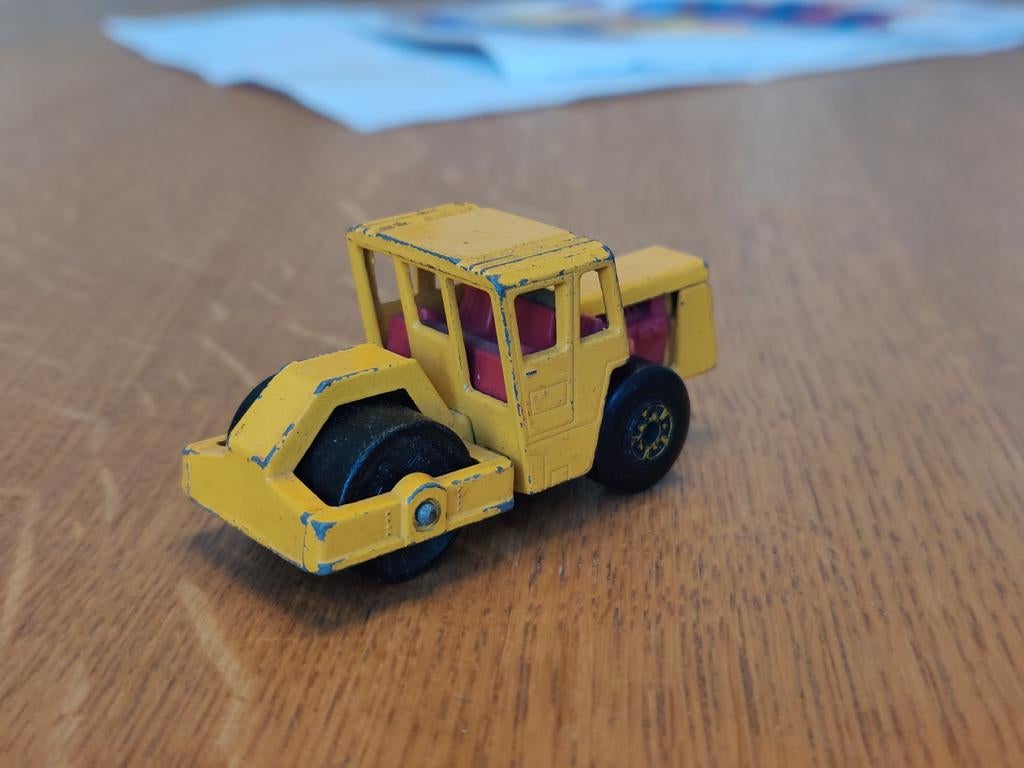 Matchbox Bomag Road Roller GEEL, Hobby en Vrije tijd, Modelauto's | Overige schalen, Ophalen of Verzenden, Zo goed als nieuw, Auto