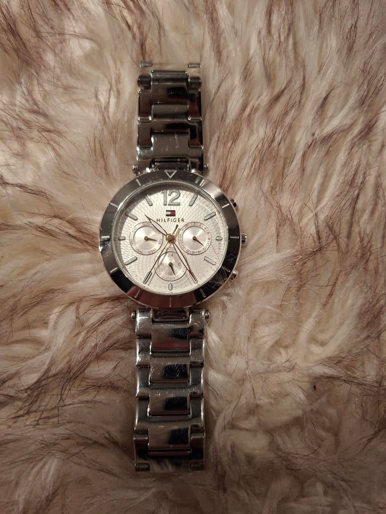 Stijlvol Tommy Hilfiger Dameshorloge - Zilverkleurig, Sieraden, Tassen en Uiterlijk, Horloges | Dames, Overige merken, Staal, Staal