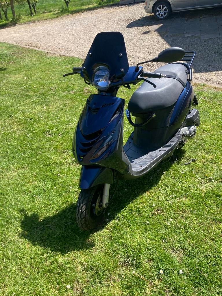 Blauwe scooter - Goed onderhouden en betrouwbaar, Fietsen en Brommers, Ophalen of Verzenden, Gebruikt, Maximaal 45 km/u, Benzine