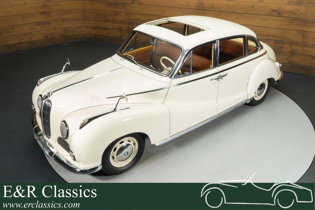 BMW 502 Sedan | 1962, Lederen bekleding, Achterwielaandrijving, 4 stoelen, Wit
